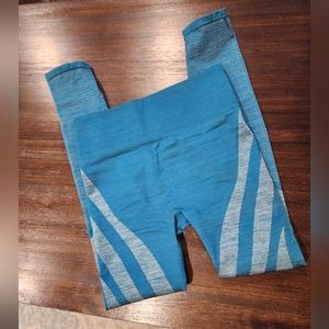 NWOT Fabletics Seamless M Reversable leggings